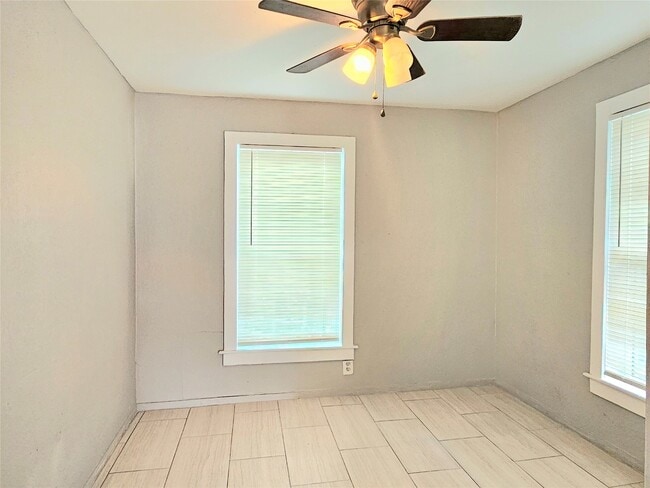 Building Photo - 217 Cockerel St