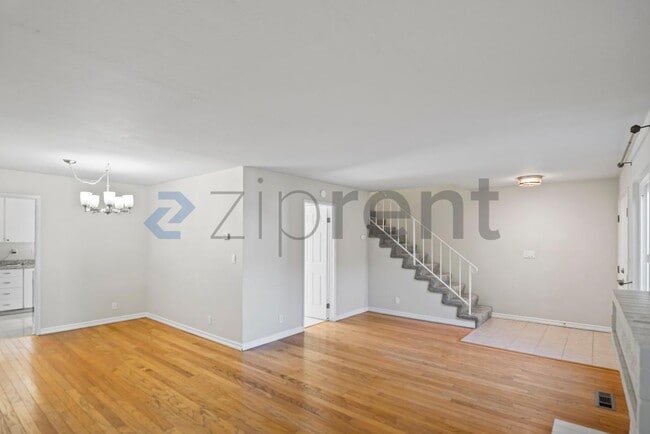 Building Photo - 1123 Glengarry Dr