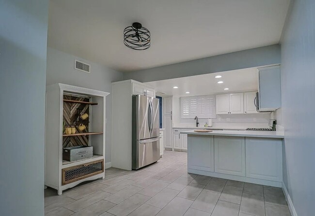 Building Photo - Stylish Unit Designed for Comfort