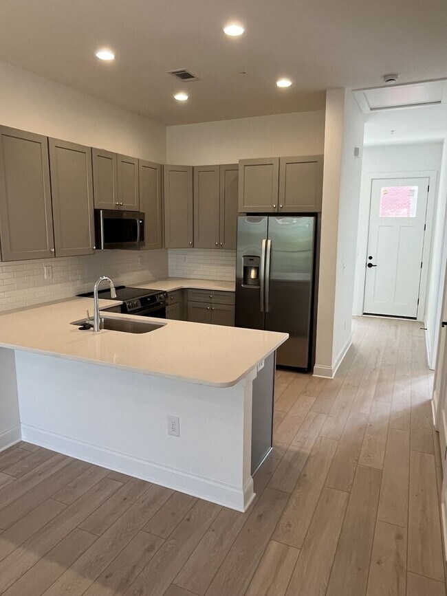 Building Photo - Brand New 2 Bed Condo in Cornelius