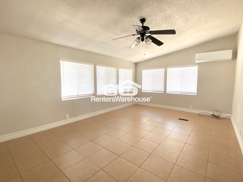 Building Photo - 39942 N Kennedy Dr