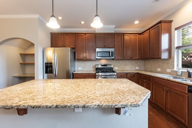 Building Photo - GORGEOUS Well maintained Two Bedroom Townhome!