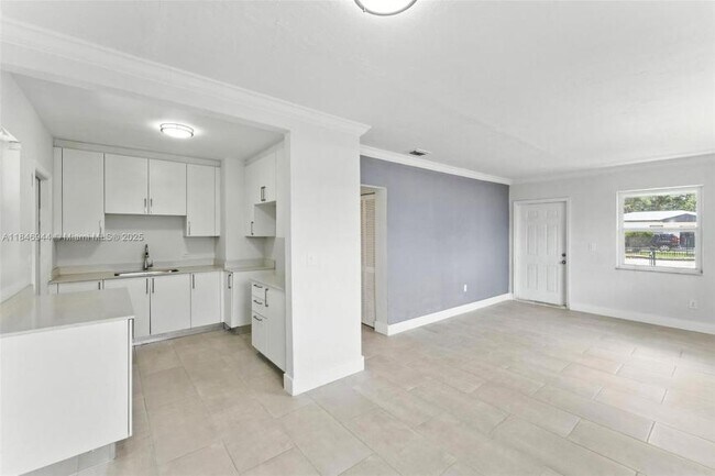 Building Photo - 3 bedroom in Miami FL 33147