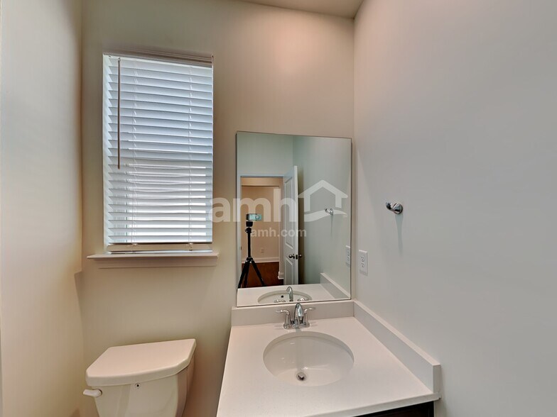 Building Photo - 899 Carnaby Ln