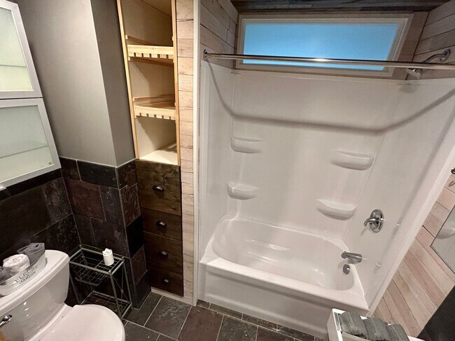 Building Photo - Fabulous 4 Bedroom 3 Bathroom Home with Pr...