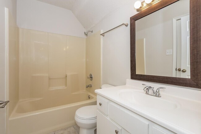 Building Photo - 4696 Crestfield Rd