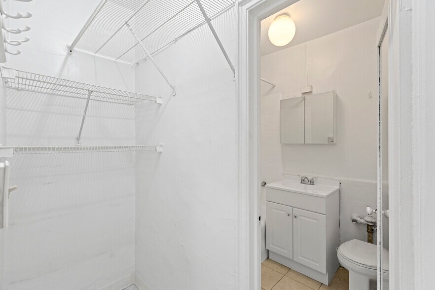 Building Photo - 428 W Wellington Ave