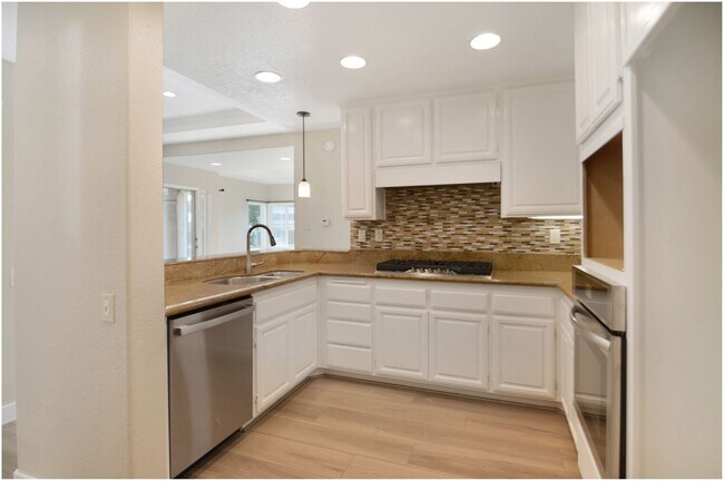 Building Photo - Tennis Villas 2 Bedroom Condo!