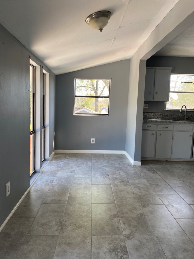 Building Photo - 8220 Glenview Dr