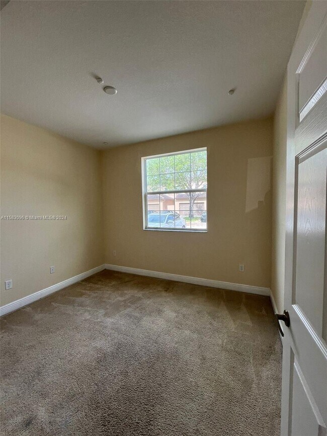 Building Photo - 950 SW 147th Ave