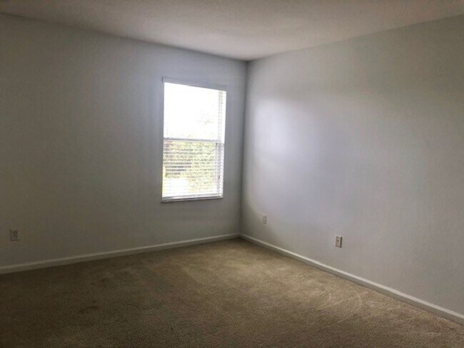 Building Photo - Remodeled Kitchen!! Wonderful Avalon Park-...