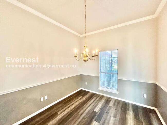 Building Photo - 3 Bed, 2 Bath with Fenced Yard & Garage / Pet-Friendly / Available Now!