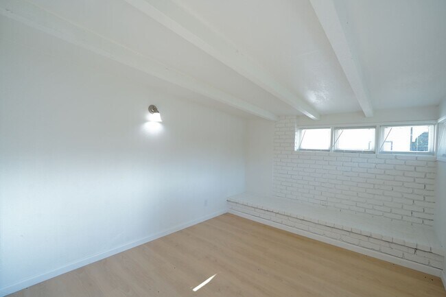 Building Photo - 1443 N Riverside Ave