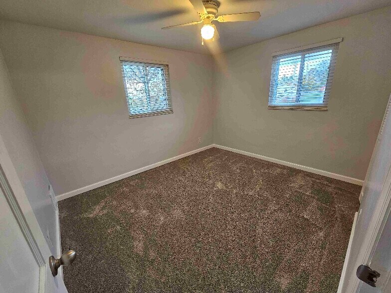 Building Photo - 1606 Greentree Rd