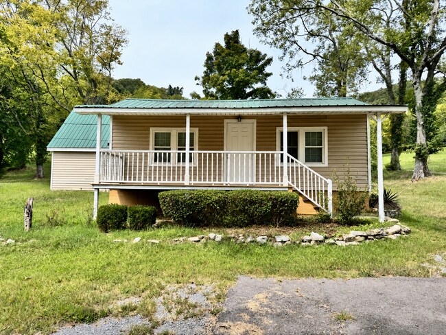 Building Photo - 3 Bed, 2 Bath Home on Large Lot in Brentwood on Franklin Rd.
