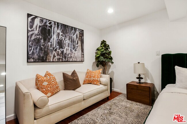 Building Photo - 917 N Curson Ave