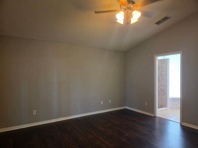 Building Photo - Move in Ready 3/2 in Sunset Village