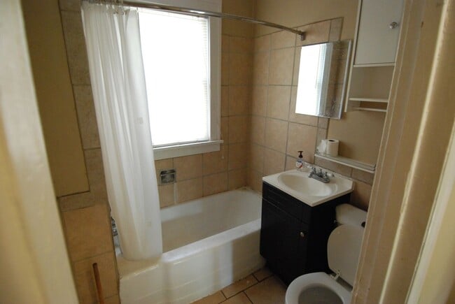 Building Photo - 2 bedroom Home in the Heart of Forest Lake — $1,400/Month