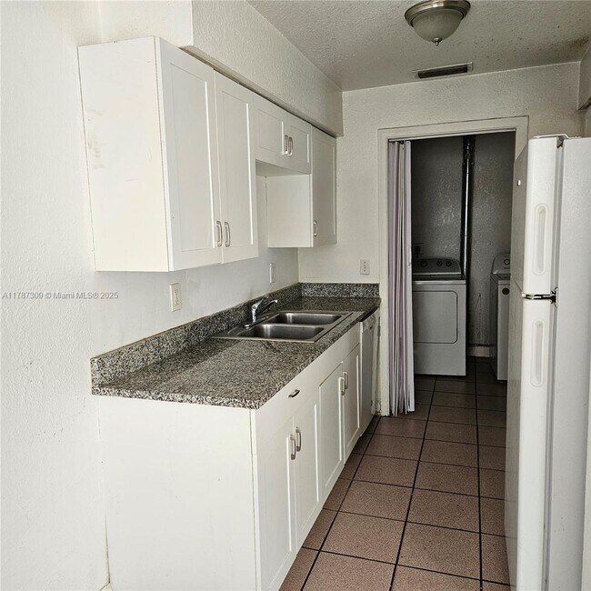Building Photo - 1408 SW 9th Ave
