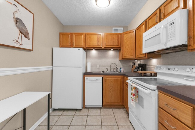 Building Photo - Comfortable 1 Bedroom Condo Living at Pembroke Gardens
