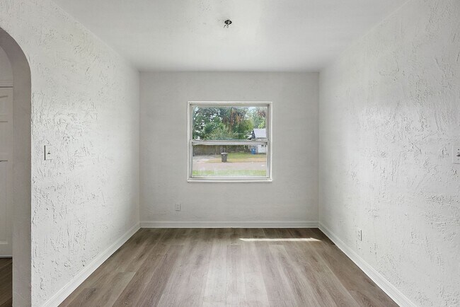 Building Photo - 623 37th Ave S