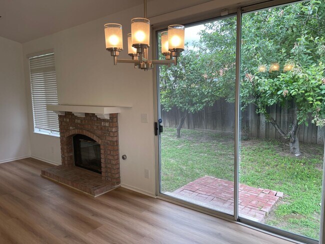 Building Photo - 3br/2ba Home on corner lot