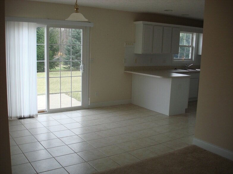 Building Photo - 1073 W Cook Rd