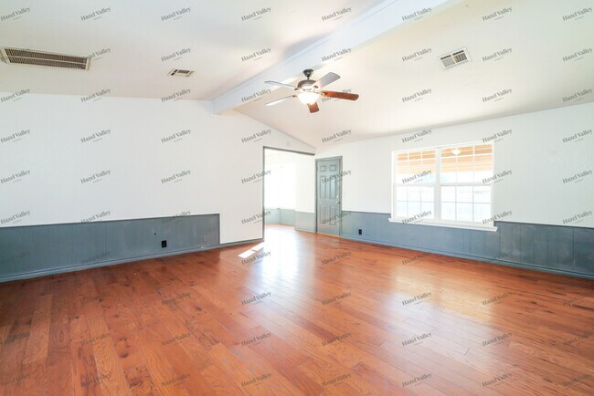Building Photo - 1300 Kelly Park Rd