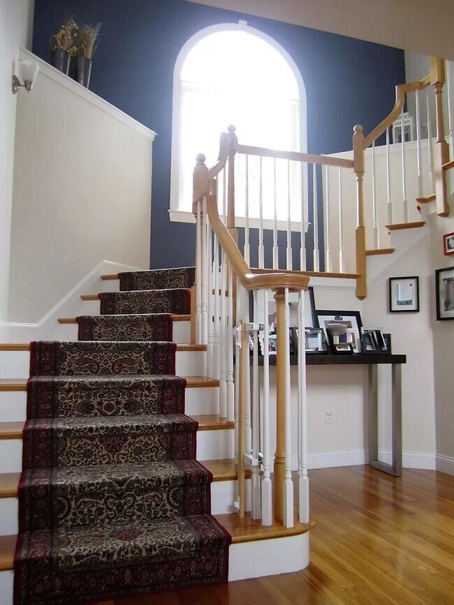 Building Photo - Spectacular 4 bedroom, 4,500 sq ft Single ...