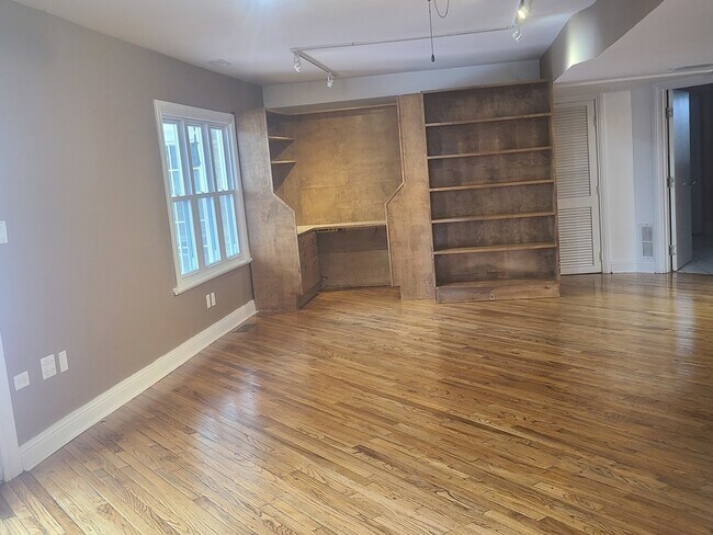 Building Photo - 630 Whitney Ave