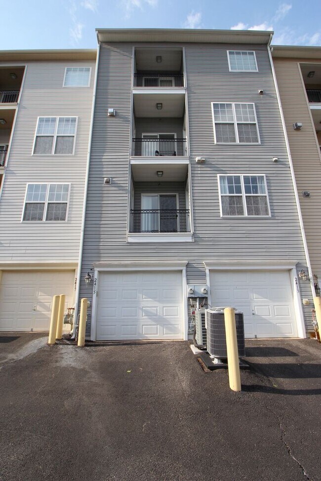 Building Photo - Updated 3/2.5 Townhome w/1 car garage