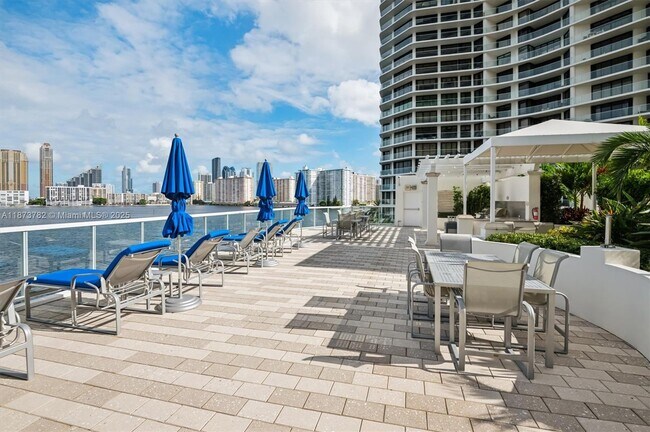 Building Photo - 3000 Island Blvd