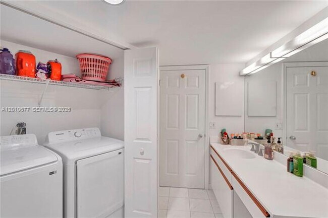 Building Photo - 3500 Mystic Pointe Dr