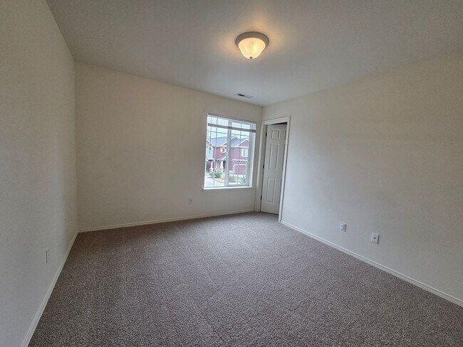 Building Photo - 3 Bed/2.5 Bath Single Family Home in River Canyon Estates - BRAND NEW CARPET