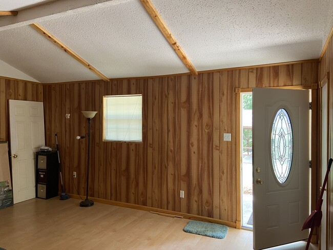 Building Photo - 18601 Honeysuckle Ln