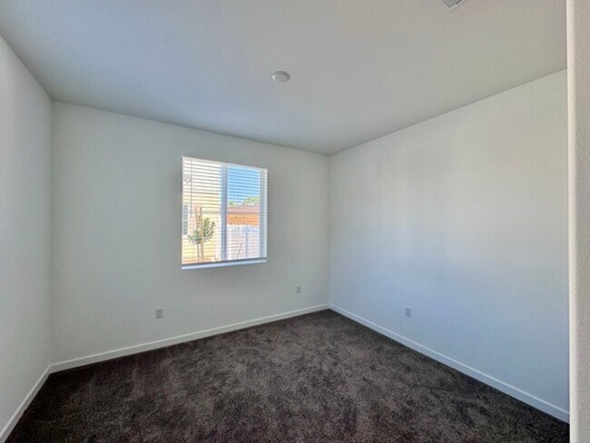 Building Photo - Brand new 4 bedroom Winchester home with a...