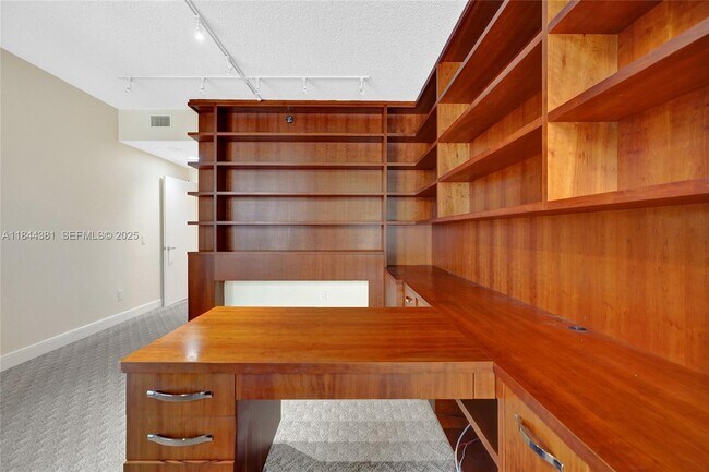 Building Photo - 21150 Point Pl