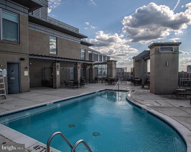 Building Photo - 8220 Crestwood Heights Dr