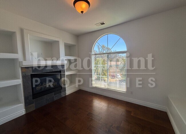 Building Photo - 637 Oak Glade Dr