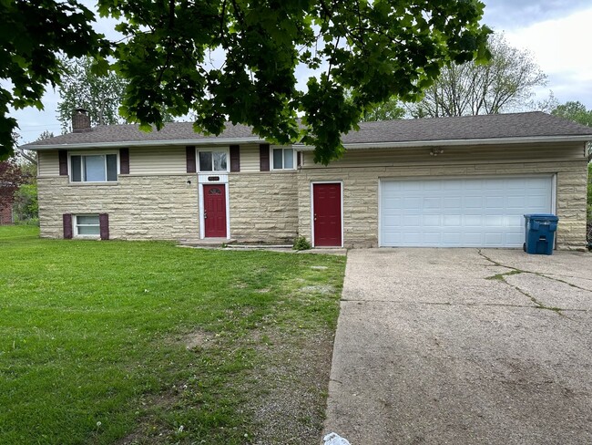 Building Photo - 3 Bed 2 Bath Home Located in Warren Township