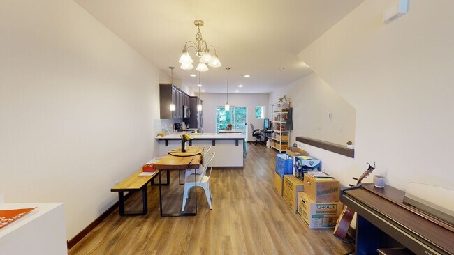 Building Photo - West Seattle Townhome - 2 bedroom 2 bathroom located in Sylvan Ridge Townhomes!  Available now!