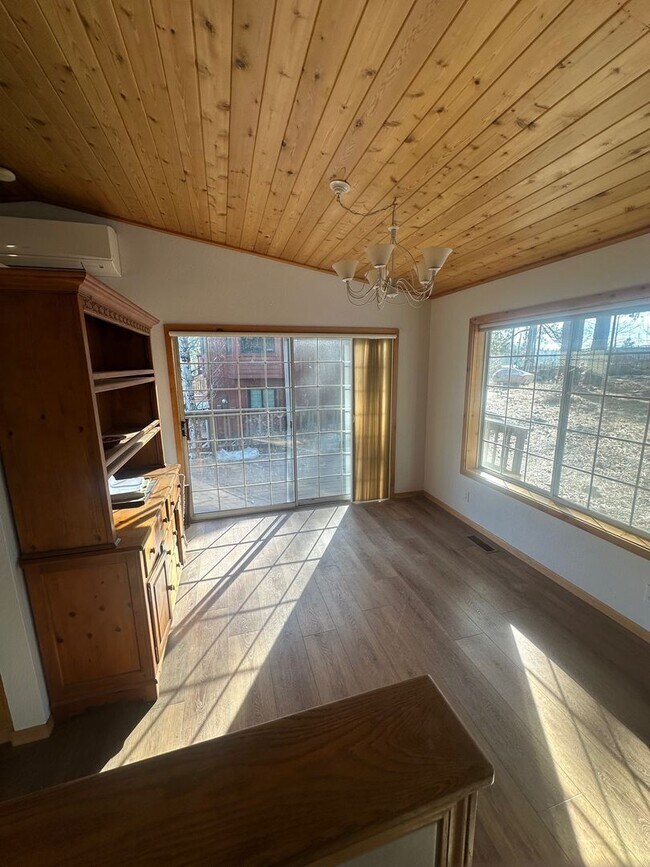 Building Photo - Long Term Glenshire Rental 3 Bed, 2.5 Bath 3 Car Garage