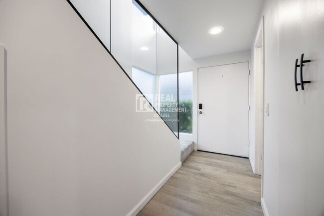 Building Photo - 963 Glencliff St