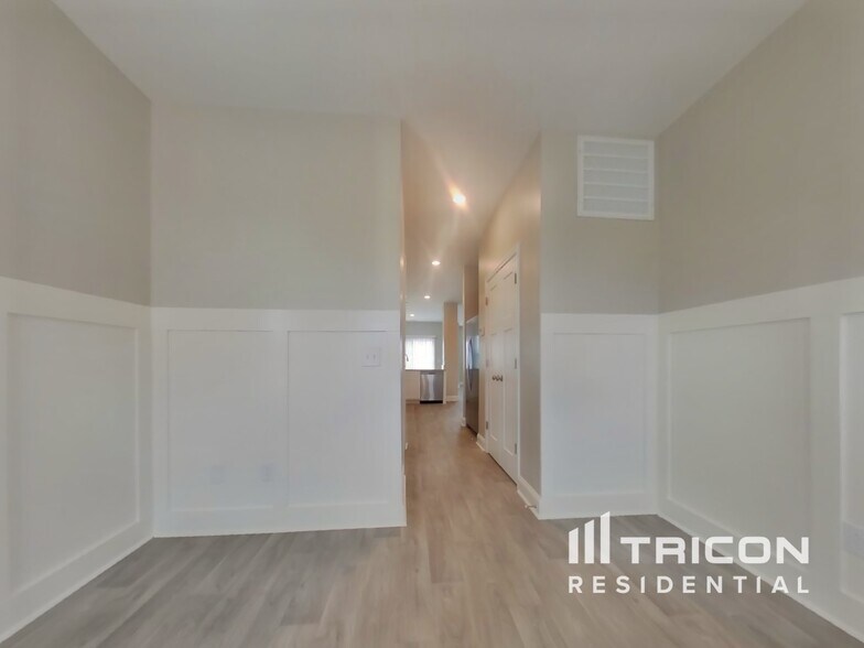 Building Photo - 1021 Crescent Moon Lp