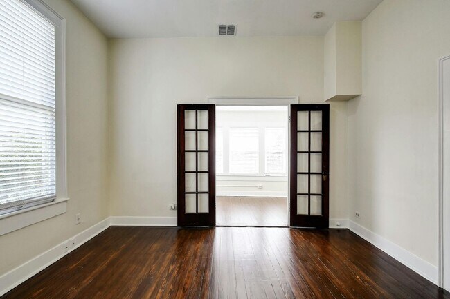 Building Photo - 423 W Woodlawn Ave