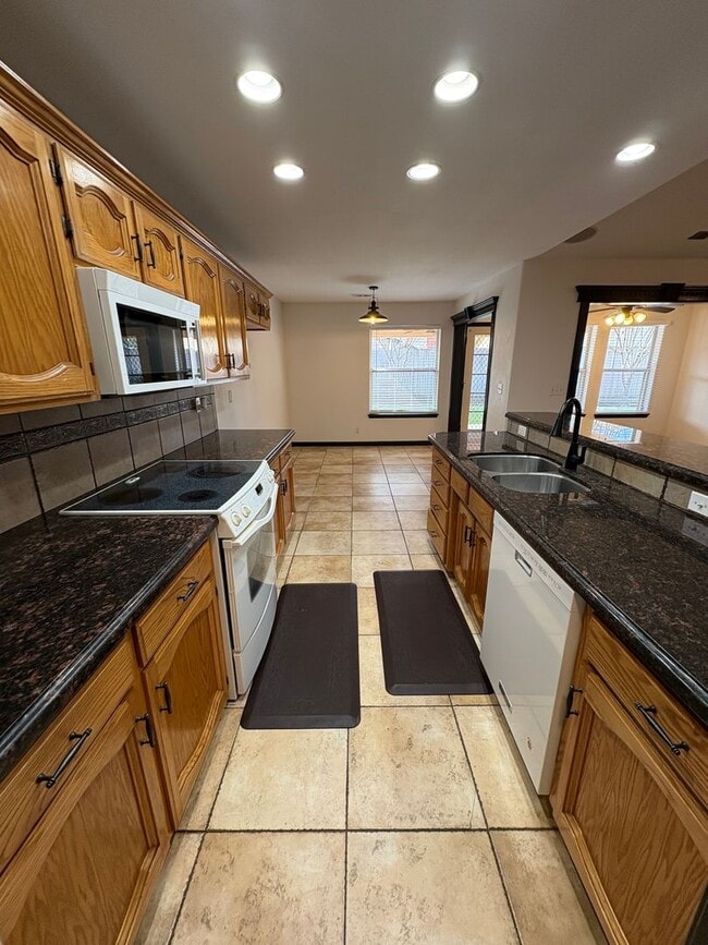 Building Photo - NW Visalia Home coming soon!