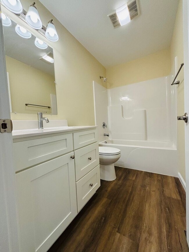 Building Photo - 3 Bedroom, 2.5 Bath Townhouse