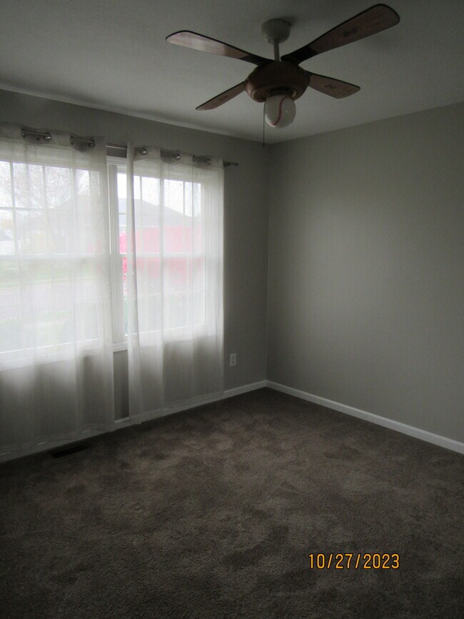 Building Photo - 2412 W Molly Ln