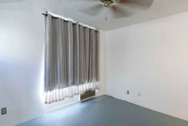 Building Photo - 250 Linden Ave