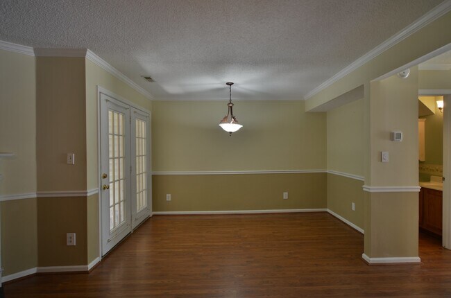 Building Photo - Coming Soon! 2BR 2.5 BA Townhome in Yorktown!